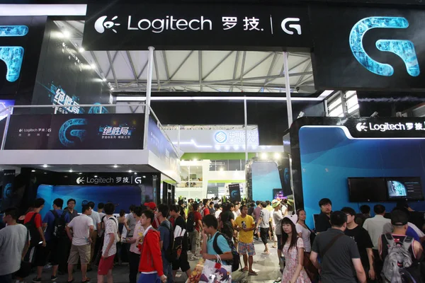 Люди Посещают Стенд Locheck Время China Digital Entertainment Expo Conference — стоковое фото
