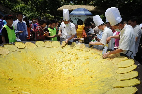 Visitantes Compartilham Panquecas Uma Panela Metros Diâmetro Durante Festival Gourmet — Fotografia de Stock