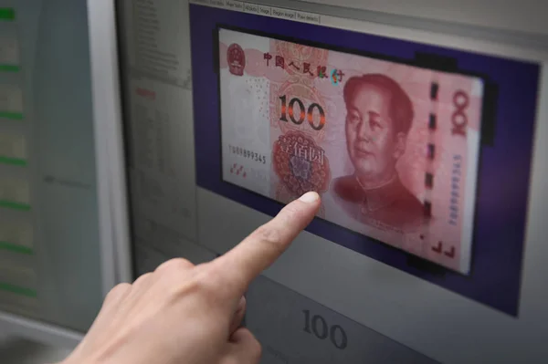 Uma Nota Yuan Rmb Renminbi Está Sendo Verificada Uma Fábrica — Fotografia de Stock