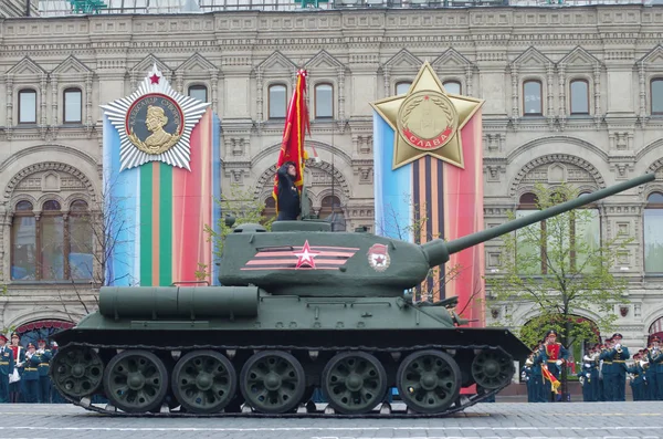 depositphotos_235846756-stock-photo-russian-soldier-armata-battle-tank.jpg