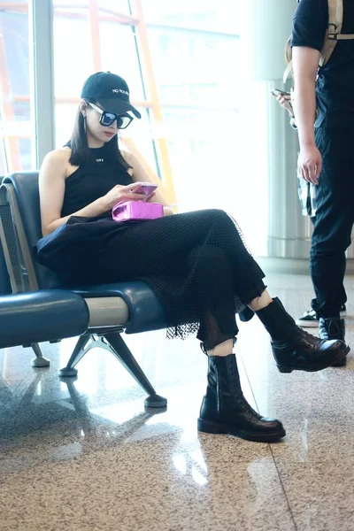 2017年5月25日 韩国女孩团体 的中国歌手 女演员维多利亚 宋或宋谦在北京首都国际机场合影 — 图库照片