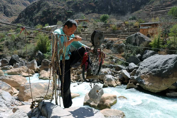 Ein Lokaler Chinesischer Dorfbewohner Bereitet Sich Darauf Vor Den Fluss — Stockfoto