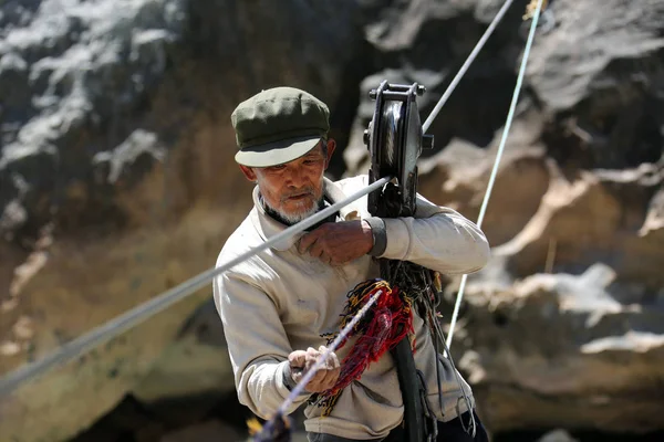 Ein Lokaler Chinesischer Dorfbewohner Bereitet Sich Darauf Vor Den Fluss — Stockfoto