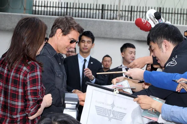 Amerikaans Acteur Tom Cruise Tweede Verliet Tekens Handtekeningen Voor Fans — Stockfoto