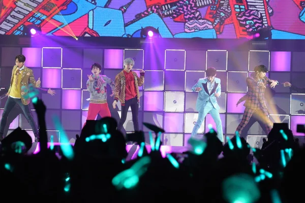 Medlemmar Sydkoreanska Pojke Gruppen Shinee Utföra Vid Deras Konsert Hong — Stockfoto