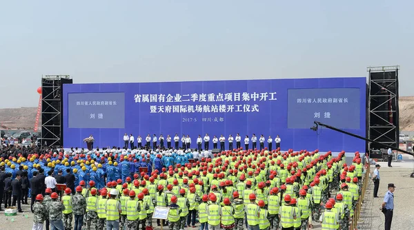 Китайські Робітники Бути Присутнім Церемонії Порушення Землю Ченду Tianfu Міжнародного — стокове фото