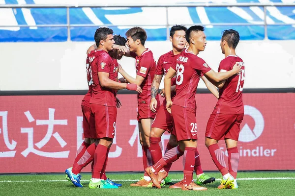 Sipg の選手を祝う 2017 中国サッカー協会スーパー リーグ Csl 上海で 2017 日の間に上海グリーンランド申花に対しての ラウンドの試合でゴールを決めた後 — ストック写真
