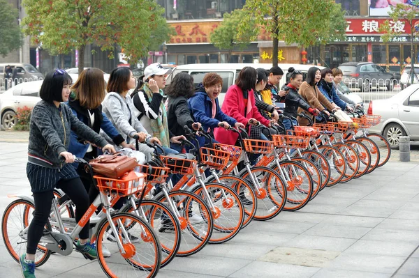 Datei Menschen Probieren Fahrräder Des Chinesischen Fahrradverleihdienstes Mobike Auf Einer — Stockfoto