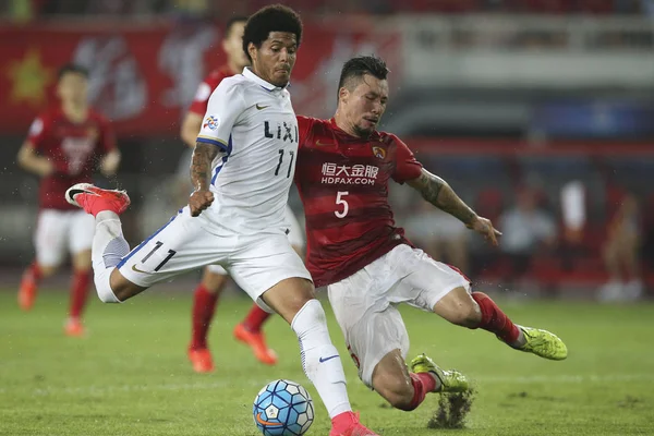 Zhang Linpeng Chin Guangzhou Evergrande Prawo Wyzwania Weverson Leandro Oliveira — Zdjęcie stockowe