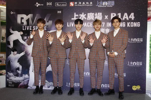 韓国の少年グループ B1A4 のメンバーは 彼らのコンサート ライブ スペース 2017 中国での記者会見に出席 2017 — ストック写真