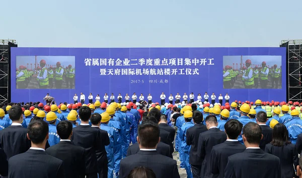 Chinese Arbeiders Wonen Grond Breken Ceremonie Van Chengdu Tianfu International — Stockfoto