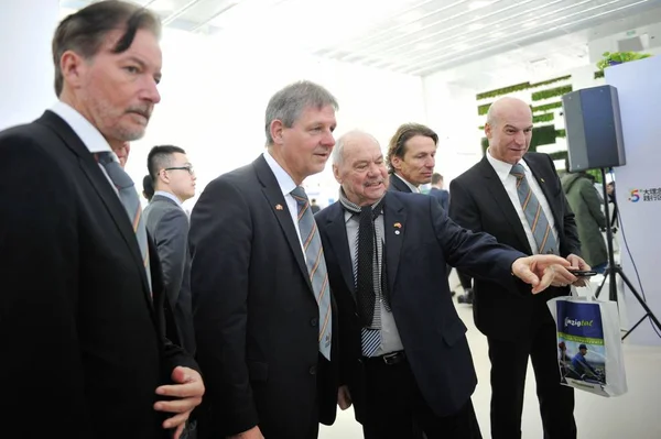 Der Deutsche Fußballmanager Klaus Schlappner Stellt Den Deutschen Bürgermeistern Bei — Stockfoto