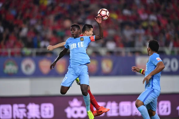 Futbolista Brasileño Ramires Delantero Jiangsu Suning Encabeza Pelota Contra Futbolista — Foto de Stock