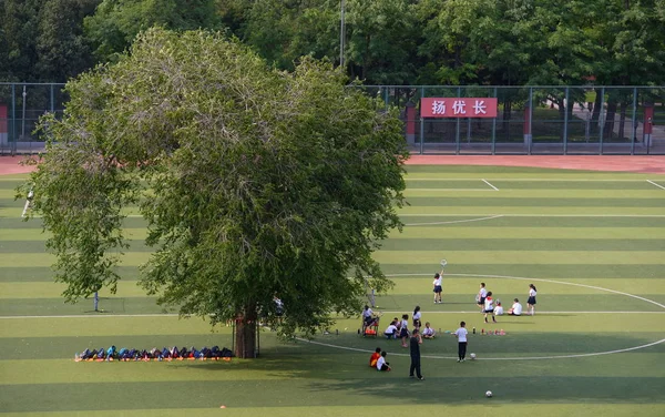 Jóvenes Estudiantes Chinos Juegan Fútbol Tenis Junto Árbol Gigante Cancha — Foto de Stock