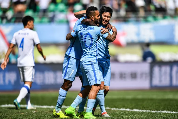 Brazilský Fotbalový Záložník Ramires Vlevo Jiangsu Suning Slaví Svými Spoluhráči — Stock fotografie