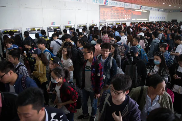 승객의 동쪽으로 중국의 2017 노동절 역에서 티켓을 대기열 — 스톡 사진