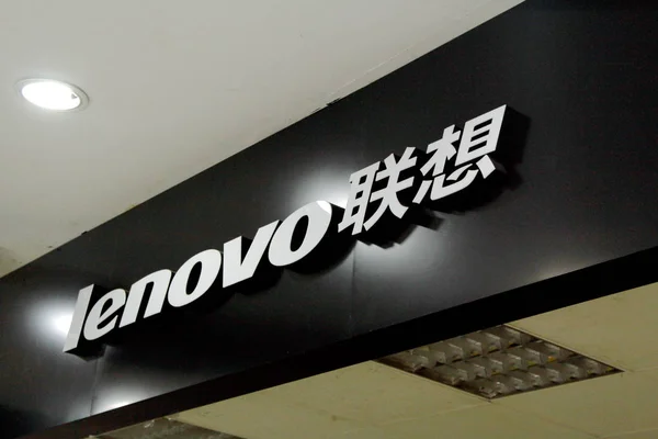 2014年1月22日 上海の店舗でレノボの看板を見る — ストック写真