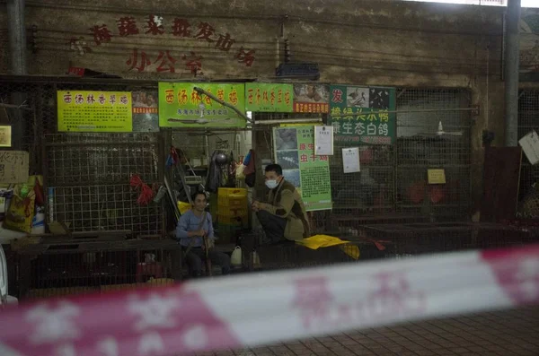Arcmaszkot Viselő Kínai Eladókat Egy Lezárt Területen Képzelik Miután Élő — Stock Fotó
