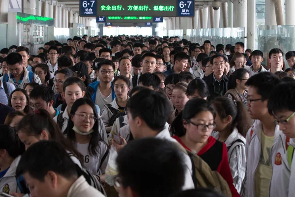 Pasajeros Amontonan Pasaje Estación Tren Nanjing Durante Las Vacaciones Del — Foto de Stock