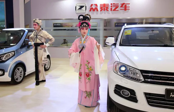Opera Performers Vestidas Com Trajes Elaborados Headwears Pose Durante China — Fotografia de Stock