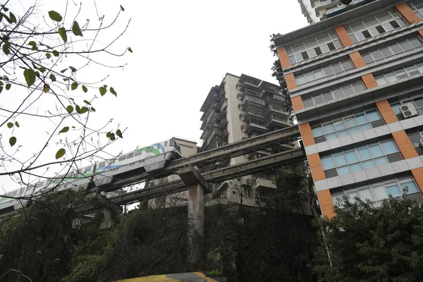 Een Metro Van Chongqing Light Rail Line Arriveert Bij Het — Stockfoto