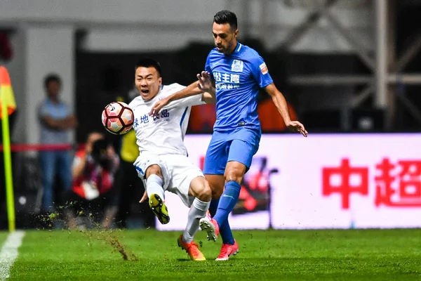 Izraelski Piłkarz Eran Zahavi Prawo Guangzhou Wyzwania Piłkarz Shanghai Shenhua — Zdjęcie stockowe