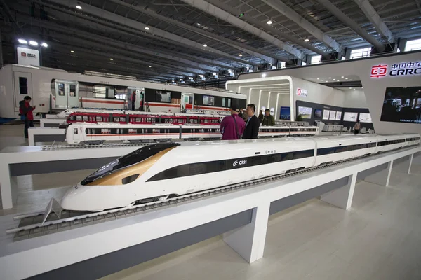 2016年10月14日 中国北東部吉林省長春市で開催された展示会で Crrc 中国鉄道高速 新幹線やその他の列車の模型を見る — ストック写真