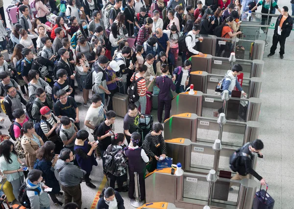 Tłumy Pasażerów Kolejce Odprawy Stacji Kolejowej Nanjing Podczas Pracy Dzień — Zdjęcie stockowe