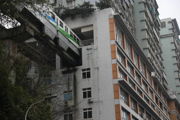 Een Metro Van Chongqing Light Rail Line Arriveert Bij Het — Stockfoto