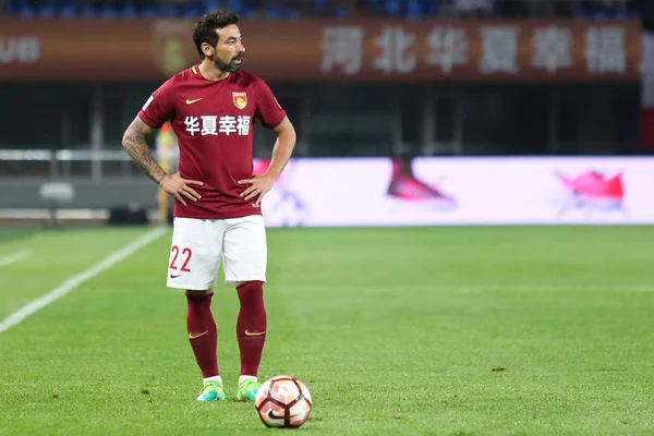 アルゼンチン人フットボール選手エセキエル Lavezzi 河北省中国の幸運の秦皇島市では 北中国のヘーベ 2017 中国サッカー協会スーパー リーグ Csl の中に ラウンドの試合で長春亜泰に対してパスをするためにボールをキックします — ストック写真