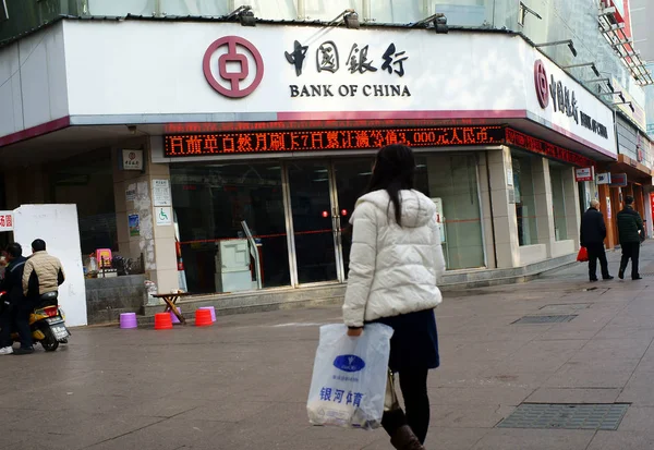 Gyalogos Elsétál Egy Ága Kínai Bank Boc Hubei Város Közép — Stock Fotó