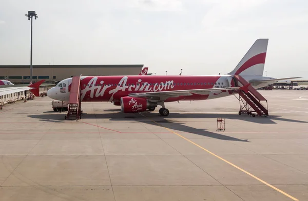 Datei Ein Airbus Passagierjet Von Airasia Steht Auf Dem Internationalen — Stockfoto