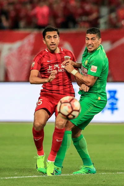Futbolista Uzbeko Odil Ahmedov Izquierda Shanghai Sipg Desafía Futbolista Brasileño —  Fotos de Stock