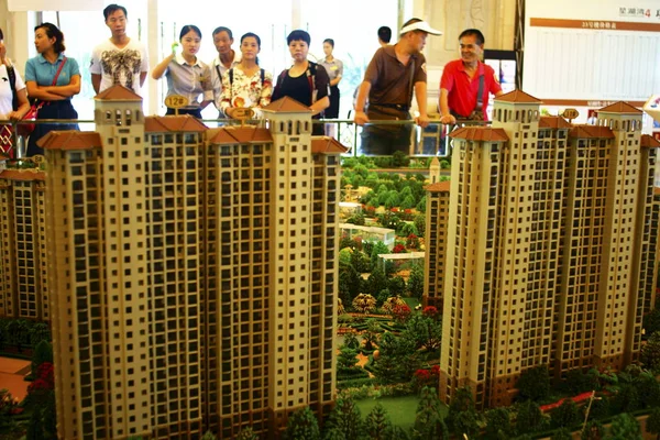 2016年8月21日 中国中部湖北省宜昌市一个住宅物业项目的销售中心 中国购房者看待住房模型 — 图库照片