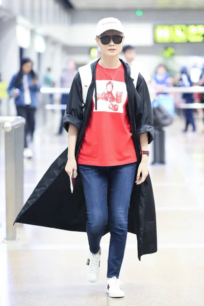 Die Chinesische Sängerin Yuchun Mai 2017 Auf Dem Internationalen Flughafen — Stockfoto