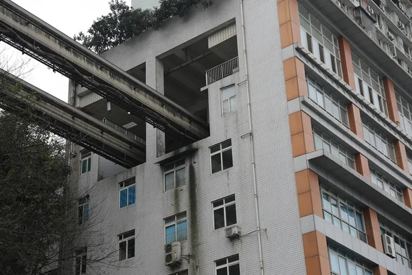 Veduta Dei Binari Della Linea Ferroviaria Leggera Chongqing Attraverso Edificio — Foto Stock