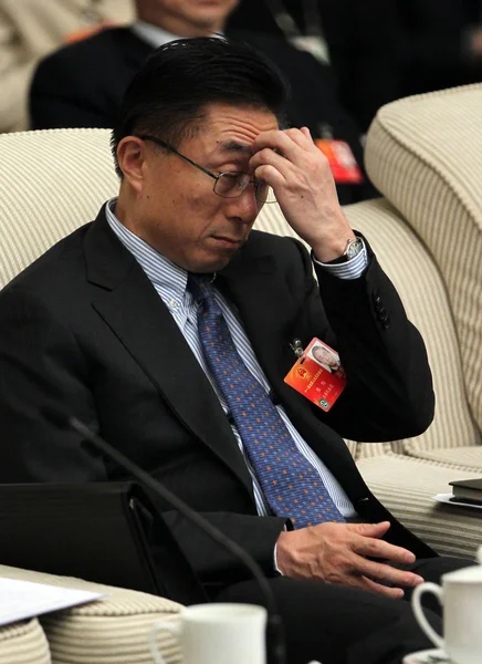 その後 上海の人々の Procuratorate である陳 第11回 Cppcc 全国委員会 中国人民政治協議会議 の第5回会合でパネルディスカッションに出席し 中国の北京で3月4日2012 — ストック写真