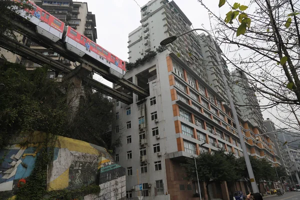 Een Metro Van Chongqing Light Rail Line Arriveert Bij Het — Stockfoto