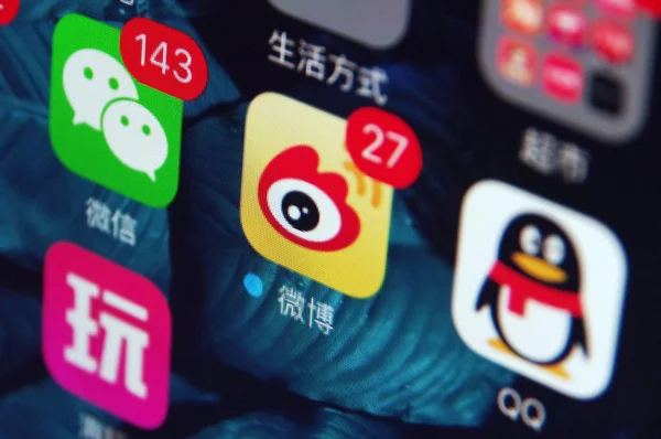 Een Mobiele Telefoongebruiker Kijkt Naar Iconen Van Messaging App Weixin — Stockfoto