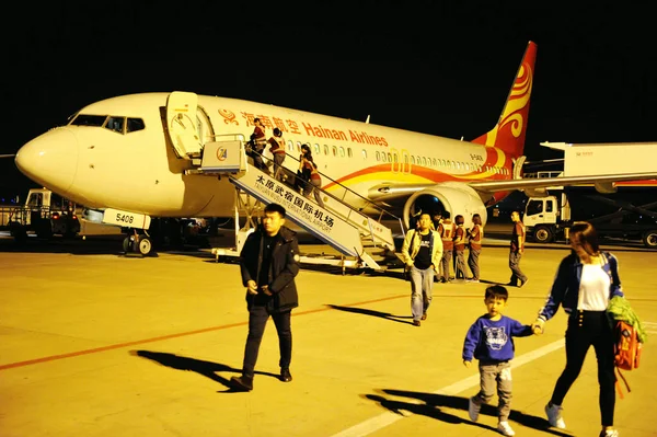 Passageiros Desembarcam Jato Hainan Airlines Aeroporto Internacional Taiyuan Wusu Cidade — Fotografia de Stock