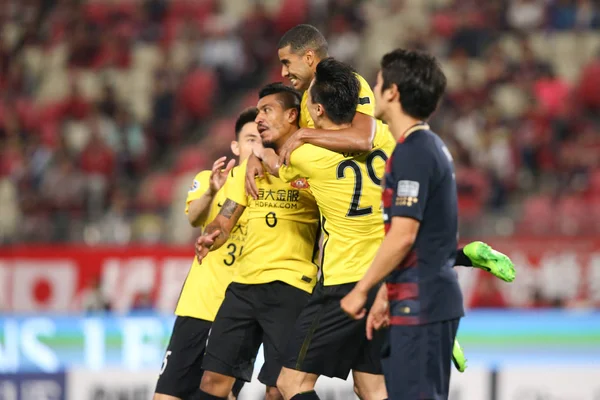 Brazylijski Piłkarz Gracza Paulinho Chiny Guangzhou Evergrande Świętuje Kolegów Drużyny — Zdjęcie stockowe