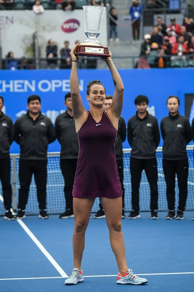 Aryna Sabalenka Білорусі Позує Трофей Після Перемоги Над Елісон Riske — стокове фото