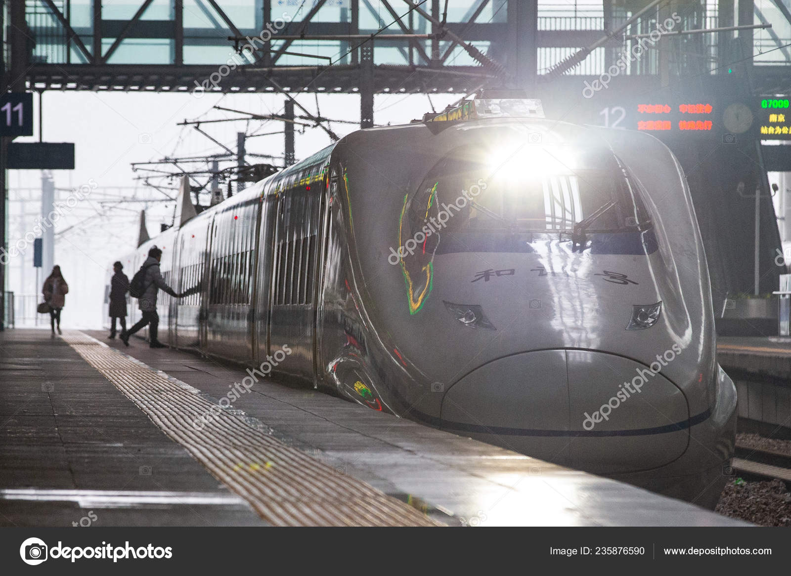 Китайские Пассажиры Садятся Скоростной Поезд Crh China Railway.