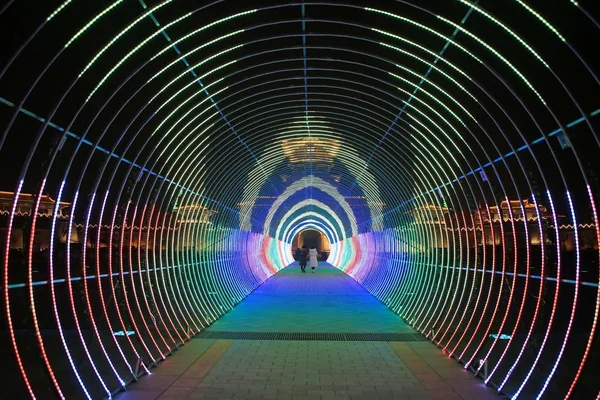 Visitatori Camminano Attraverso Tunnel Illuminato Luci Colorate Che Chiama Time — Foto Stock