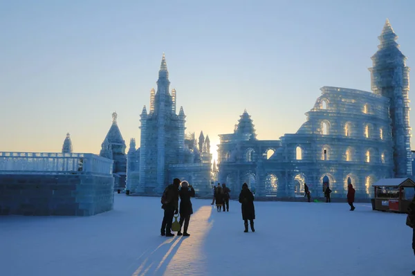 Посетители Осмотрят Ледяные Скульптуры Выставленные Время China Harbin Ice Snow — стоковое фото