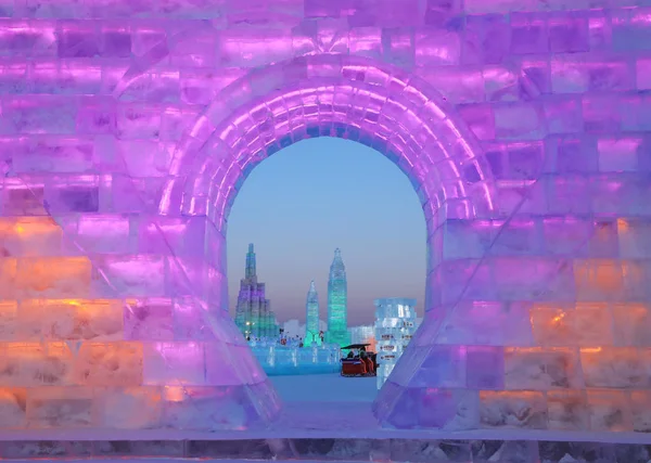 Посетители Осмотрят Ледяные Скульптуры Выставленные Время China Harbin Ice Snow — стоковое фото