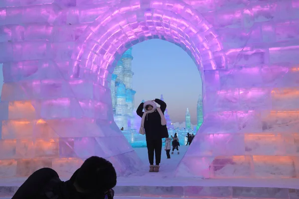 Посетители Осмотрят Ледяные Скульптуры Выставленные Время China Harbin Ice Snow — стоковое фото