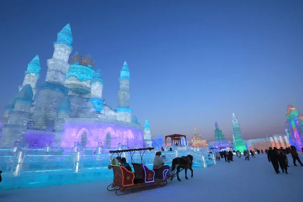 Los Visitantes Ven Esculturas Hielo Exhibición Durante 20º Harbin Ice — Foto de Stock