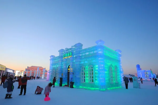 Návštěvníci Prohlédnout Ledové Sochy Displeji Během Čína Harbin Ledu Sněhu — Stock fotografie