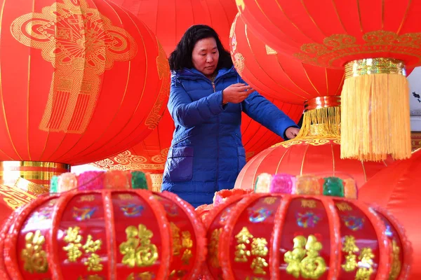 Egy Kínai Munkavállaló Teszi Piros Lámpások Közelgő Tavaszi Fesztivál Vagy — Stock Fotó